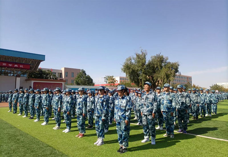 Military training time -- with warm sun in mind, go to late autumn together